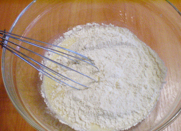 1. Этап. Оладьи на кефире с яйцами: Введите просеянную муку.