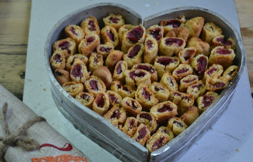 1. Этап. Торт Сердце: Трубочки поставьте в форму вертикально, плотно друг к другу.