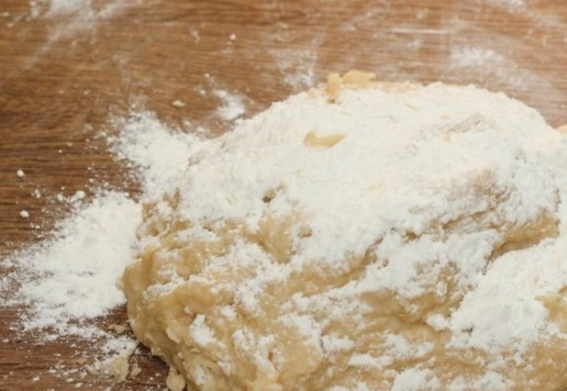 1. Этап. Сдобный пасхальный хлеб с тремя начинками: 6. Подпыляю столешницу мукой и выкладываю из миски тесто. Вмешиваю оставшуюся муку.