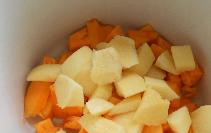 1. Этап. Каша в тыкве в духовке: Айву и мякоть тыквы нарежьте кубиками. Отварите продукты в воде до мягкости. Потом измельчите кубики в пюре.