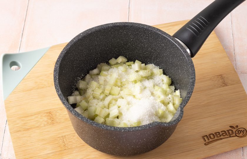 1. Этап. Варенье из сельдерея: Добавьте сельдерей в кастрюлю. Слои просыпьте сахаром. Варите после повторного закипания 10-14 минут.