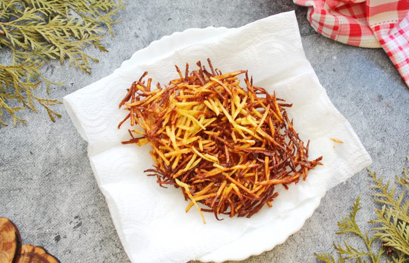 1. Этап. Салат Торнадо: Картофель почистите, сполосните и натрите на терке для моркови по-корейски. Растительное масло разогрейте и обжарьте картофель небольшими частями до золотистой соломки. Готовый картофель пай переложите на бумажное полотенце, чтобы убрать лишнее масло.