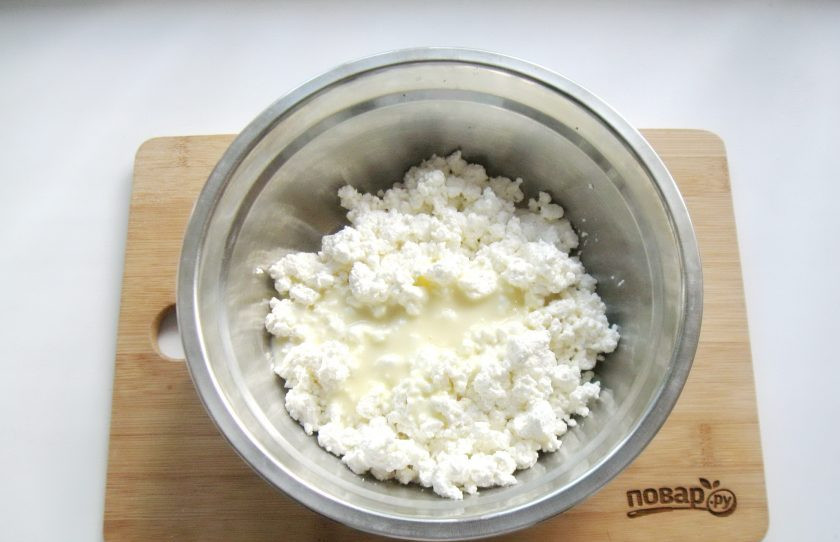 1. Этап. Творожный десерт Старая Рига: Добавьте сгущенное молоко.