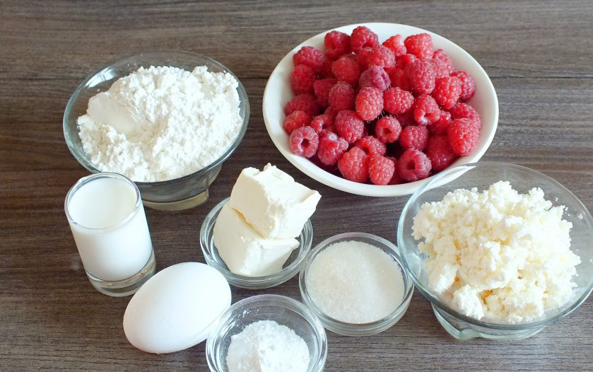 1. Этап. Творожный кекс с малиной: Подготовьте необходимые ингредиенты.