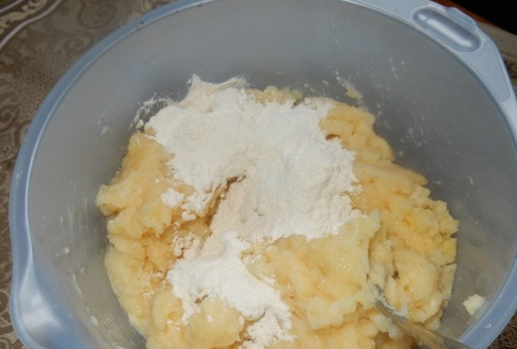 1. Этап. Картофельные зразы с квашеной капустой: Засыпаем муку и перемешиваем.