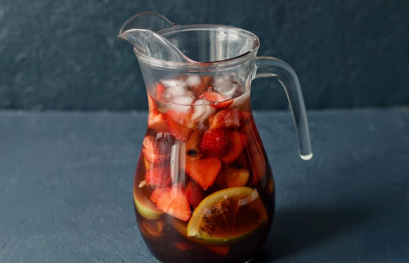 1. Этап. Безалкогольная Сангрия: Налейте в кувшин гранатовый сок.