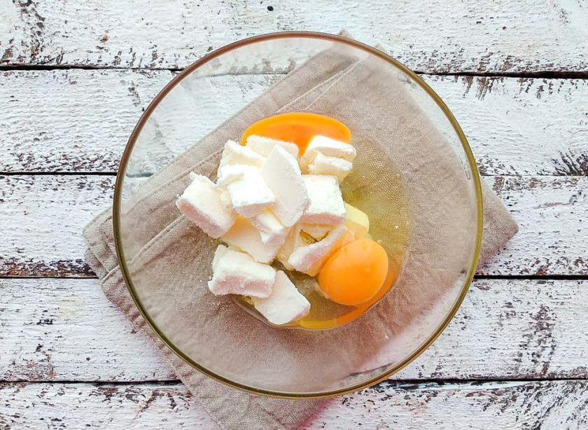 1. Этап. Двухцветные кексы: В глубокой тарелке соедините яйца с маслом и хорошо взбейте.