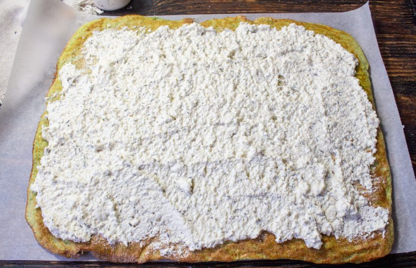 1. Этап. Рулет из брокколи с творожным сыром: Творожную начинку распределите ровным слоем на корж из брокколи.