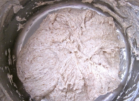 1. Этап. Фокачча (без вымешивания теста): 4. Подошедшее тесто перемешайте лопаткой.