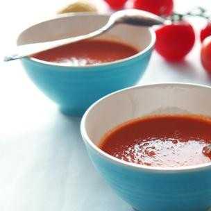 1. Этап. Марокканский томатный суп: Добавляем в суп мелко порубленную петрушку - и сразу же, горячим, подаем к столу.