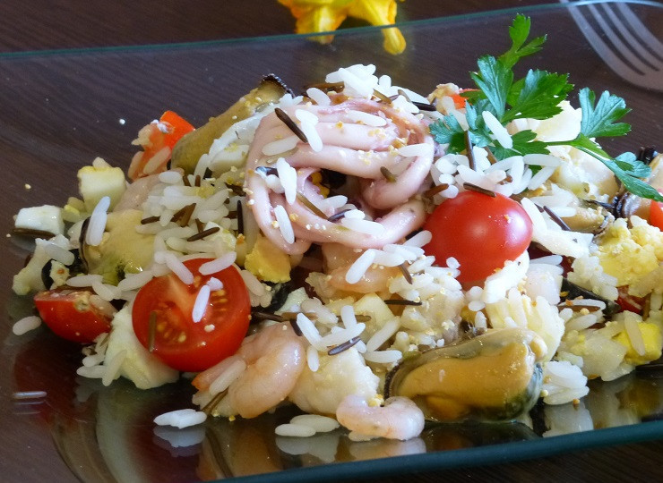 1. Этап. Салат из морепродуктов Для любимого: В миске смешать порезанные помидоры, яйца, отварной рис, очищенные креветки, миди, осьминоги, сыр, цедру с лимона, сок с лимона, оливковое масло и все хорошо перемешать. Подавать по желанию с долькой лимона.