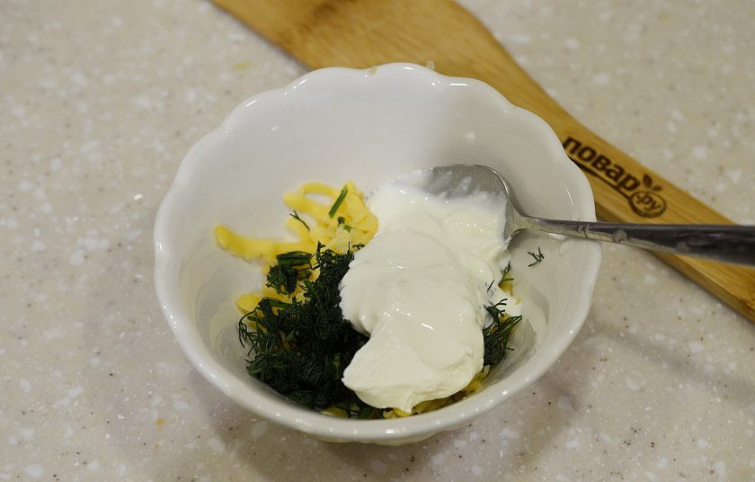 1. Этап. Закуска Свинки: 3. Добавьте нарезанный укроп и сметану, посолите и перемешайте.