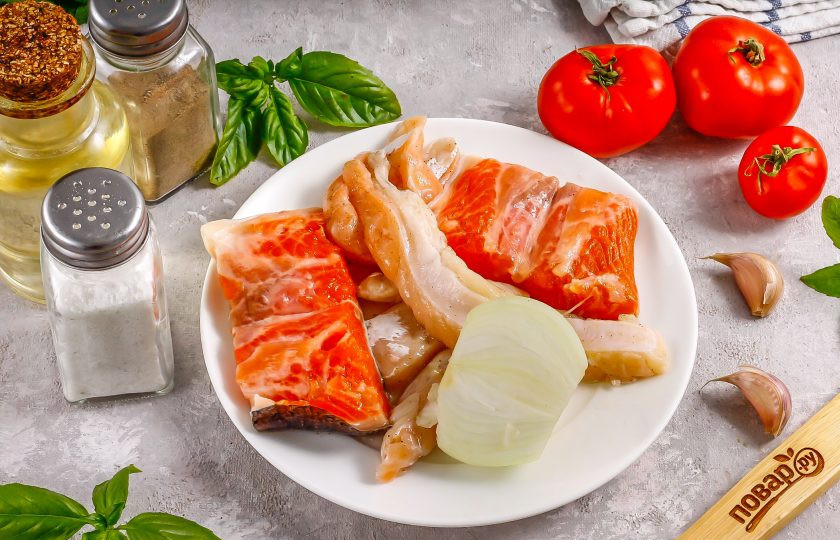 1. Этап. Лосось в томатном соусе: Подготовьте указанные ингредиенты. Можно использовать стейки лосося, нарезку мякоти или обрезки.