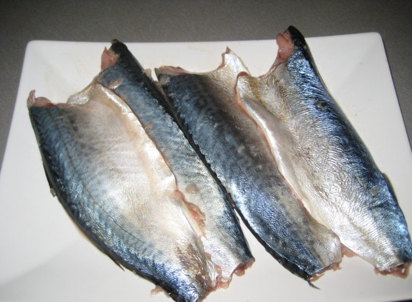 1. Этап. ПП скумбрия запеченная в духовке: Приготовьте из скумбрии филе, удалив голову, хвост и кости, промойте и просушите бумажным полотенцем.