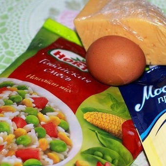 1. Этап. Куриный пирог с гавайской смесью: Для топпинга пирога берем сыр, гавайскую смесь, майонез и яйцо.