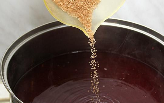 1. Этап. Кисель из клюквы: Один стакан отвара сливаем в отдельный стакан, а остальной отвар ставим на огонь, всыпаем сахар и кипятим.