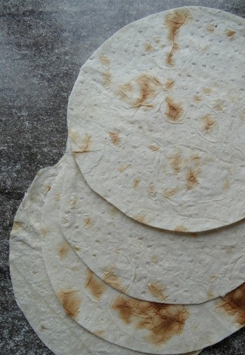 1. Этап. Рожок из лаваша с салатом Мимоза: Из лаваша вырезать круги (диаметр 15 см.). Я взяла целый лаваш и 1/3 ещё одного, у меня вышло 5 кругов. Можно делать побольше рожков, так как салат остался. Да и может вы захотите увеличить порцию, на большее кол-во людей.