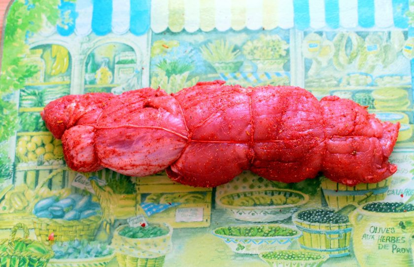 1. Этап. Свиная вырезка по-азиатски с кисло-сладким соусом: Свиную вырезку натрите со всех сторон смесью паприки и китайских пряностей (половиной от общего количества). Затем перевяжите вырезку кулинарной нитью довольно туго - на манер колбасы. Это необходимо для дальнейшей тонкой нарезки мяса.