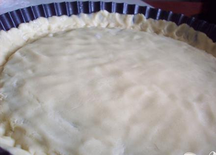 1. Этап. Сливовый пирог: 3. Смажем форму растительным маслом и выкладываем в нее тесто. Растягиваем по всей форме к бортикам. Оставим треть теста для присыпки.