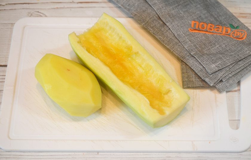 1. Этап. Оладьи из кабачков и картофеля: 1. Картофель и кабачок почистите, у кабачка удалите семена.