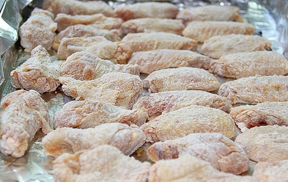 1. Этап. Острые крылья: 2. В пакет насыпаем муку, кладем крылышки и перемешиваем. Противень смазываем подсолнечным маслом или застилаем пергаментом, выкладываем в один слой крылышки, отправляем их в разогретый до 180 градусов духовой шкаф на полчаса.