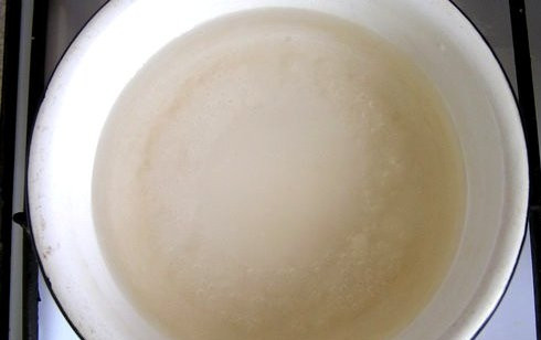 1. Этап. Лимонное желе: В кастрюле смешиваем 1 стакан сахара с 3 стаканами воды, размешиваем до полного растворения сахара и кипятим.