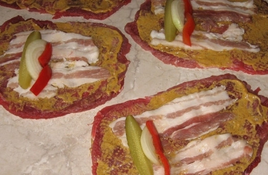 1. Этап. Говяжьи ролады: Затем выкладываем на каждый кусок мяса 2 кусочка бекона, ломтик огурца, ломтик перца и нарезанный полукольцами лук.