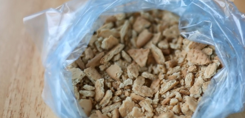 1. Этап. Австралийское пирожное: 3. Измельчите печенье, его кусочки должны быть довольно крупными, так что тут главное не переусердствовать.