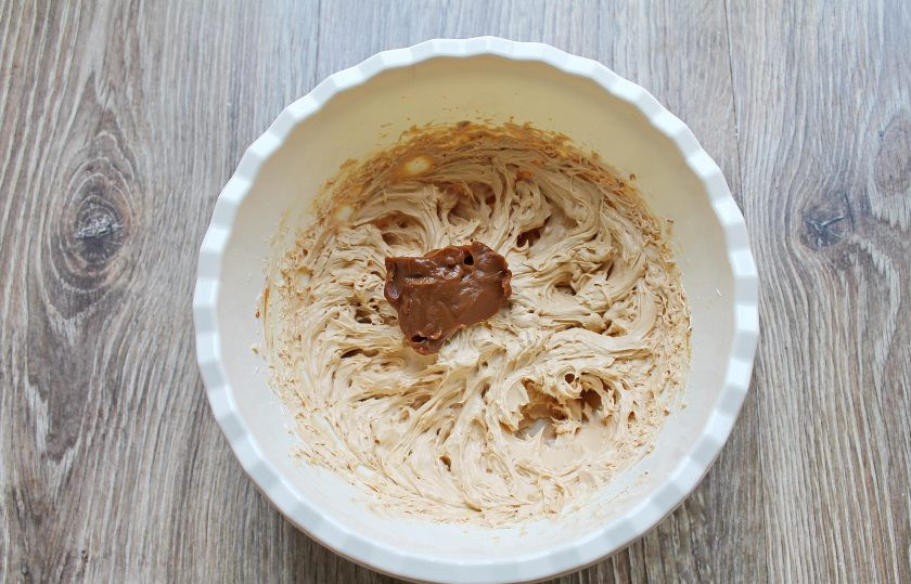 1. Этап. Крем Тоффи: Продолжая взбивать, добавляйте по столовой ложке сгущенки, каждый раз взбивая до однородности.