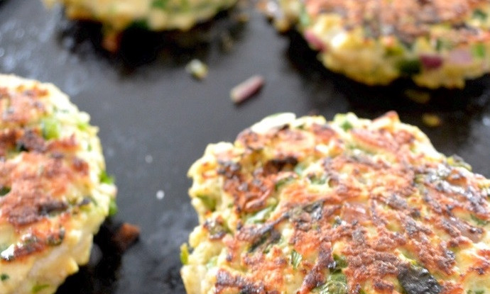 1. Этап. Куриные котлеты с зеленым перцем: 7. Разогрейте сковороду с растительным маслом и выложите котлеты, обжаривайте около 5-7 минут с каждой стороны.