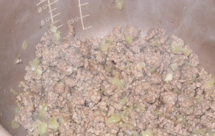 1. Этап. Гречка с фаршем в мультиварке: Затем к луку добавляем фарш и обжариваем в том же режиме еще 10 минут.