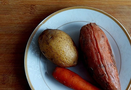 1. Этап. Оливье по-новому: А теперь подробности. Через 30 минут я проткнула через фольгу деревянной шпажкой овощи. Они были внутри ещё не готовы. Оставила до 60 минут. Ну вот по мне, когда я развернула овощи, батат нужно было вынуть минут через 40. Через час он был очень мягким для салата. Но не беда это.