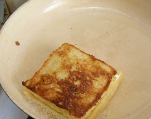 1. Этап. Гренки сладкие: Обжаривайте на разогретом растительном масле с обеих сторон до румяной корочки.