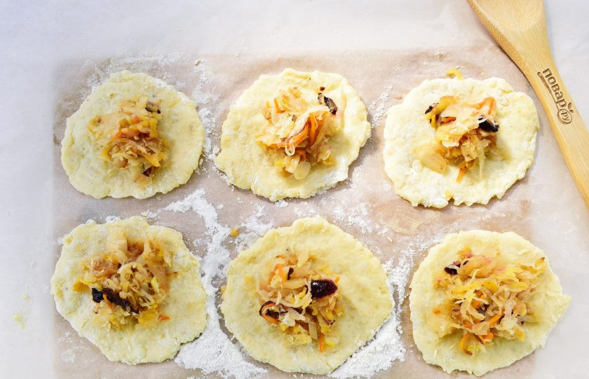 1. Этап. Картопляники с постной начинкой: В центр лепешки положите начинку.