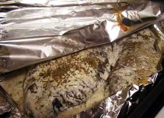 1. Этап. Карась в сметане: Накрываем противень листом фольги. Выпекаем 30 минут при 200 градусах.