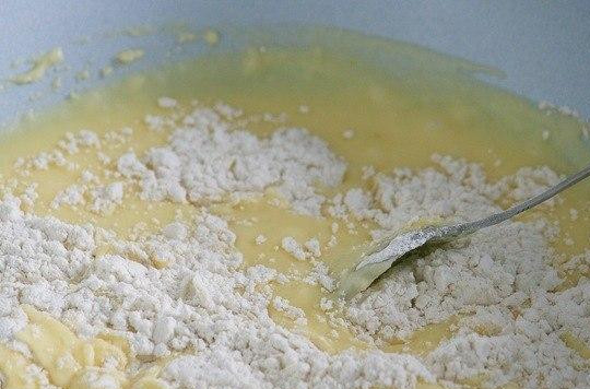 1. Этап. Сметанные калачики: К яично-сметанной смеси понемногу добавляем муку, хорошо перемешиваем.