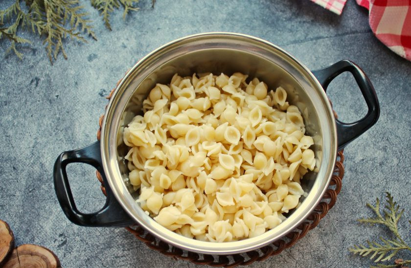 1. Этап. Макаронник с мясом: Макароны отварите в кипящей, соленой воде до готовности. Время зависит от сорта, поэтому смотрите на инструкцию на упаковке. Готовые макароны откиньте на сито полностью стечь, затем дайте макаронам остыть. Ни в коем случае не промывайте, иначе запеканка при нарезании будет разваливаться.