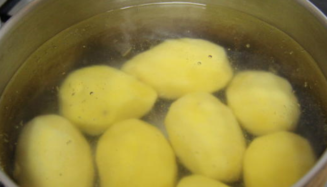 1. Этап. Запеченный картофель под соусом: Картофель чистим, моем и режем. Варим до полу-готовности в кипящей воде, примерно 5-7 минут.