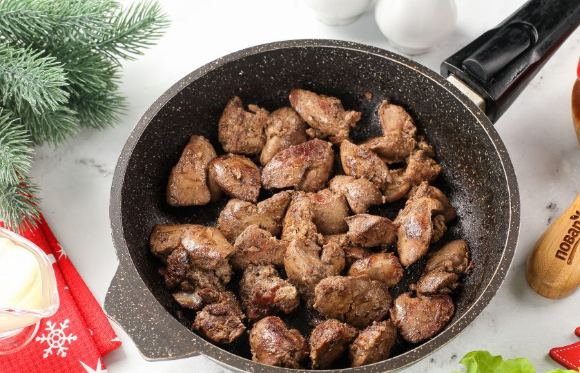 1. Этап. Рулет Новогодняя змея: Переложите овощи пока на тарелку, а на этой же сковороде обжарьте до готовности нарезанную кусочками печень. Печень можете взять любую, у меня куриная.