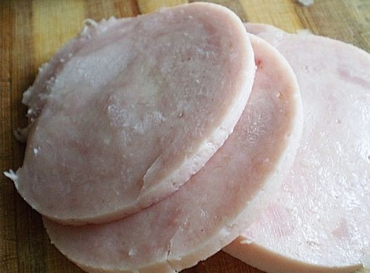 1. Этап. Слоеный салат с ветчиной: Нарезаем ветчину на маленькие кубики. Можно натереть на крупной терке. Этот слой также промазываем майонезом.