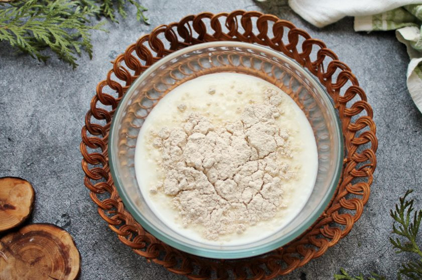 1. Этап. Толокно с кефиром: Смешайте кефир с толокном до однородности. Разлейте массу по бокалам, посыпьте молотой корицей и подавайте к столу.