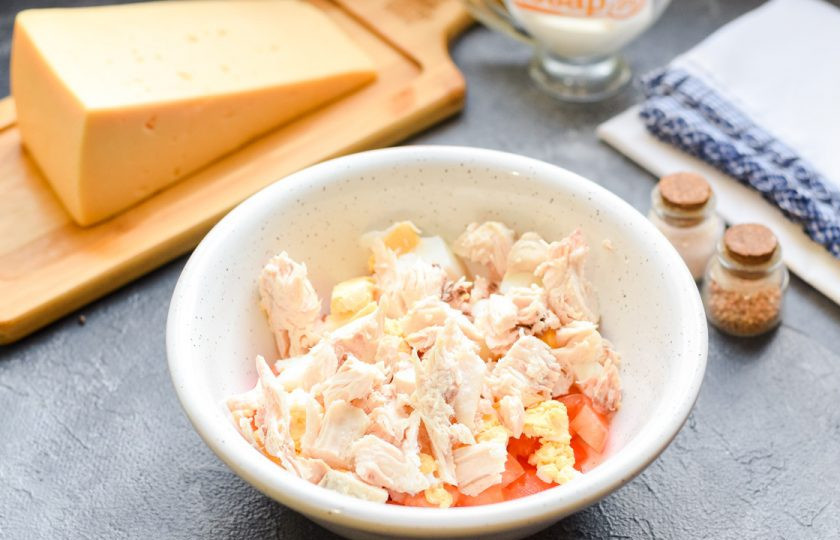 1. Этап. Салат с помидорами и курицей: Вареное куриное филе порвите небольшими кусочками или нарежьте. Добавьте в салат к остальным ингредиентам.