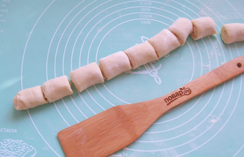 1. Этап. Бешбармак по-нанайски: Нарежьте рулеты кусочкам шириной 3-4 сантиметра.