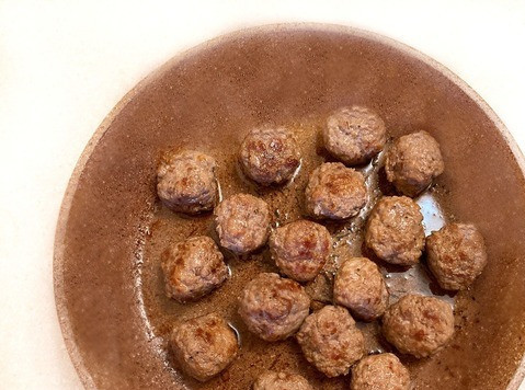 1. Этап. Запеканка из рисовой поленты с фаршем: Тем временем из оставшегося фарша сформируйте маленькие фрикадельки (фарш предварительно посолите и приправьте специями). Обжаривайте на растительном масле до готовности.