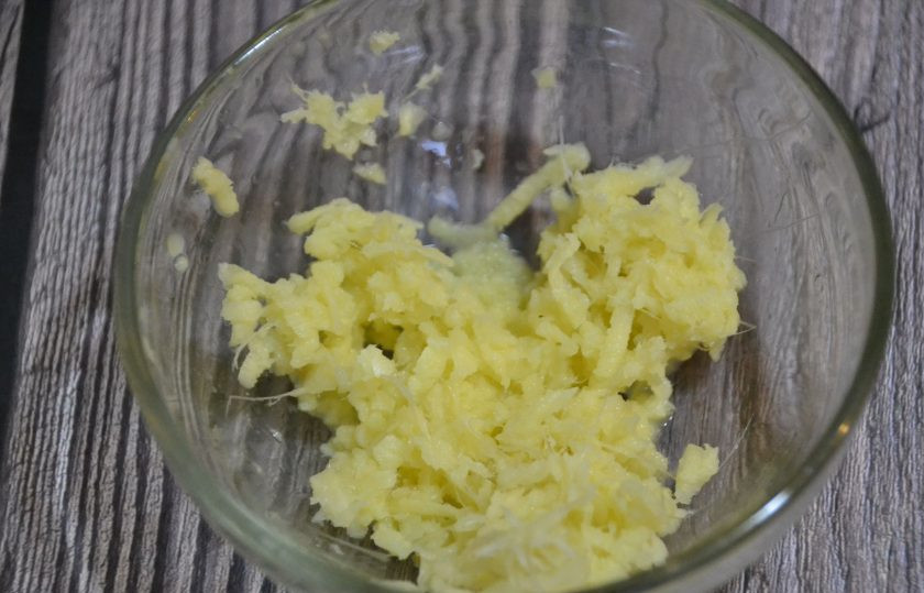 1. Этап. Чатни из слив на зиму: Пока тушится лук, натрите на терке имбирь.