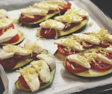 1. Stage. French Eggplant: Grate gouda cheese and slice mozzarella. Put the cheese slices first, then sprinkle the grates. Bake at 180 degrees for 20 minutes.