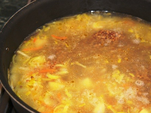 1. Этап. Простой суп на мясном бульоне: И промытую гречку. Влейте бульон, доведите до кипения и проварите 15-20 минут.