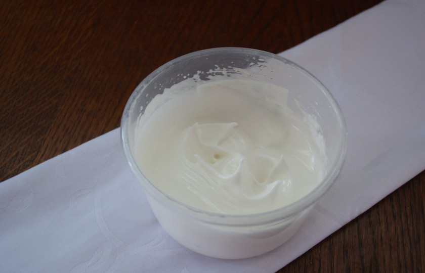 1. Этап. Глазурь на пасху: По 1 столовой ложке добавляйте сахар. Взбивайте и снова добавляйте. Нужно добавить весь сахар партиями, через каждые 5-6 секунд, постоянно взбивая. Теперь взбивайте все до образования густой пены. Когда вы извлечете венчики, белок не должен шевелиться.