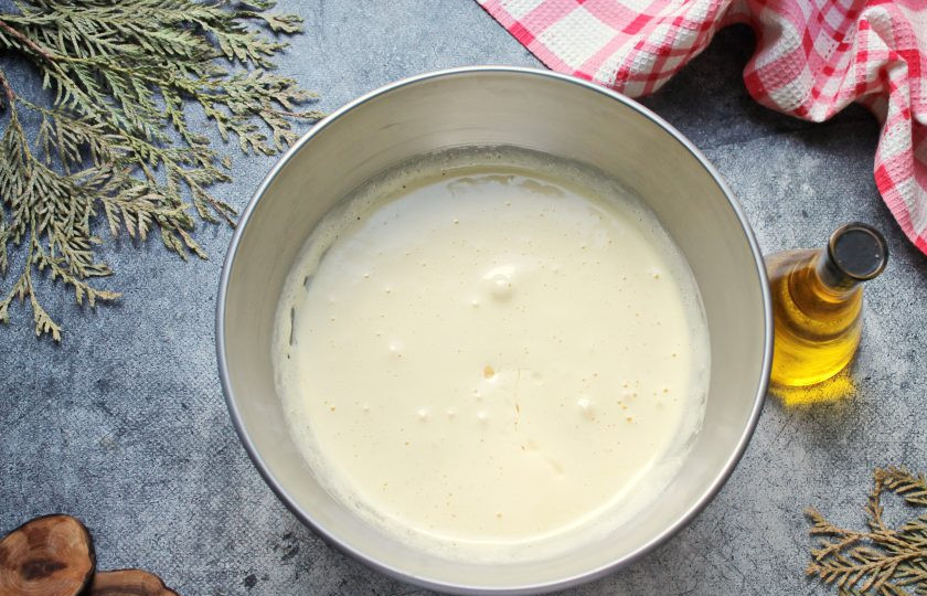 1. Этап. Морковный торт с карамелью: Не прекращая взбивать, влейте растительное масло и перемешайте до однородности.