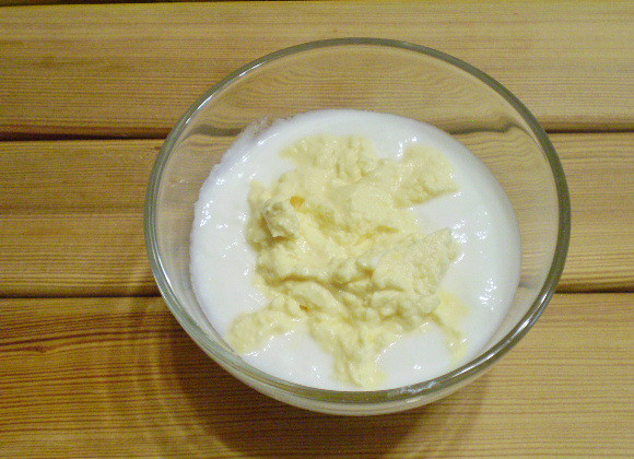 1. Этап. Диетический майонез: 3. Желтковую массу вводим в кефир.